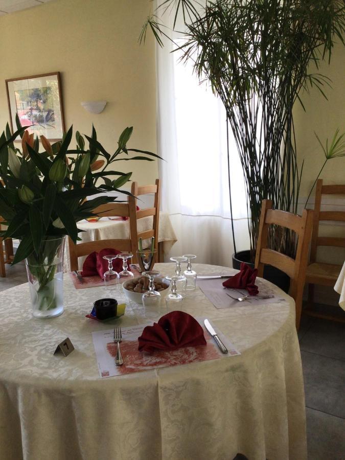 Hotel Restaurant Les Touristes فال لي با المظهر الخارجي الصورة